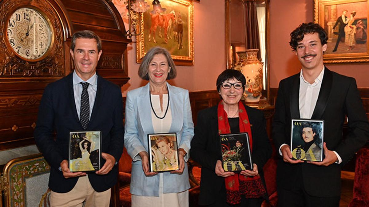 Fernando Sans Rivière con el premio de Serena Sáez, Isabel Rey, Mirna Lacambra y Jan Antem, este martes en el Liceu.