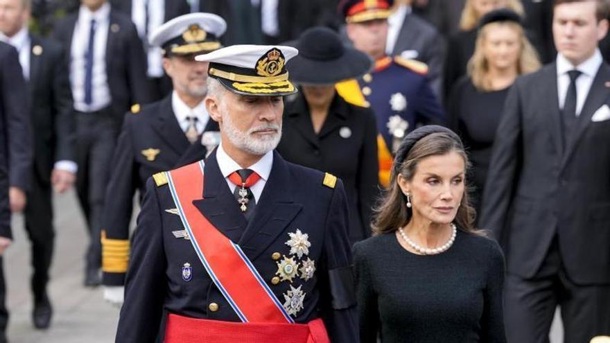 Los Reyes acompañan el cortejo funeral de Harald V por las calles de Oslo tras su encuentro con Haakon VIII y Mette-Marit