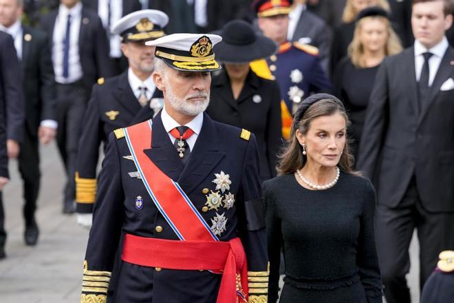 Los Reyes acompañan el cortejo funeral de Harald V por las calles de Oslo tras su encuentro con Haakon VIII y Mette-Marit
