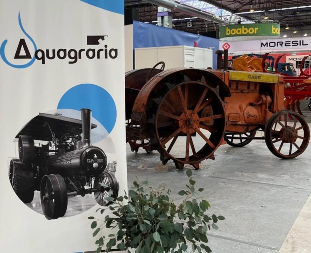 Aquagraria trasladó al recinto dos tractores antiguos, un arado y maquinaria  histórica.