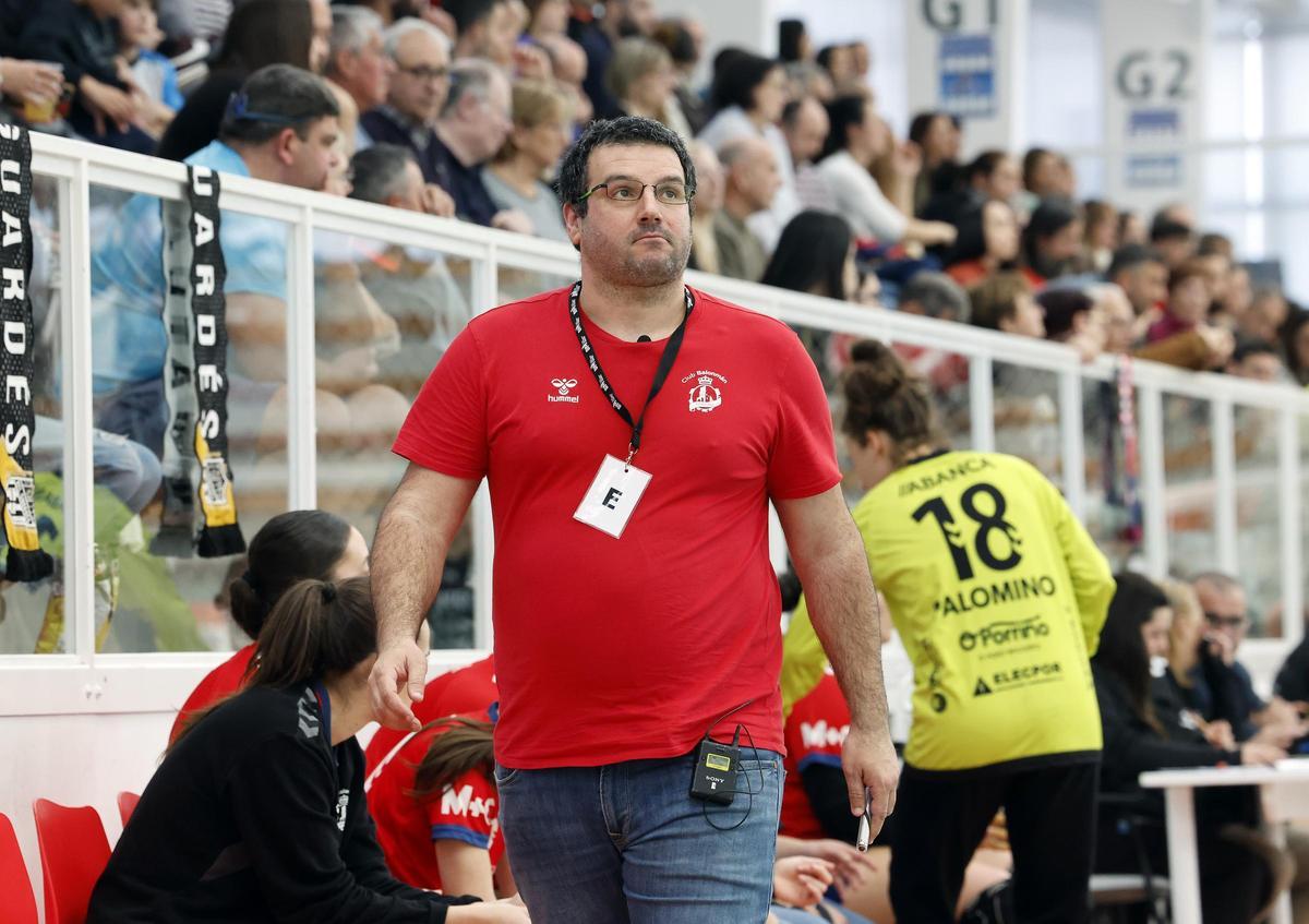 Derbi de balonmano entre el Mecalia Guardés y el Orbe Zendal Porriño, en imágenes