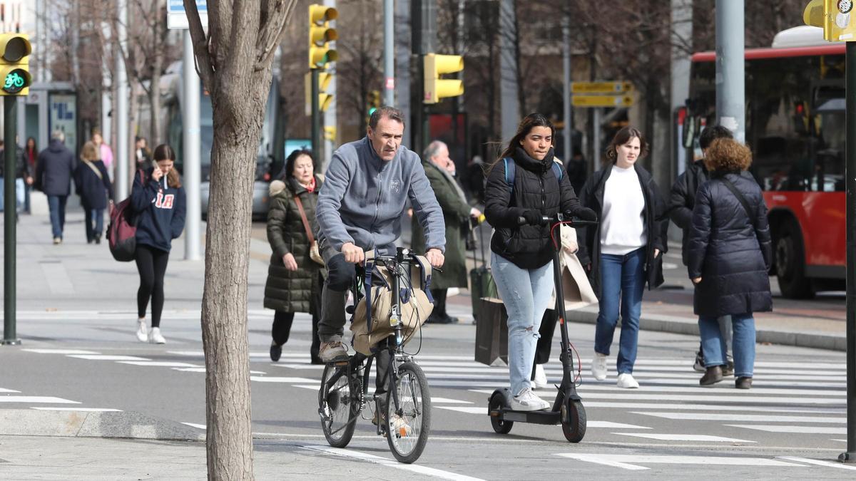 Personas en bicicleta, en patinete y andando por el centro de la ciudad de Zaragoza.