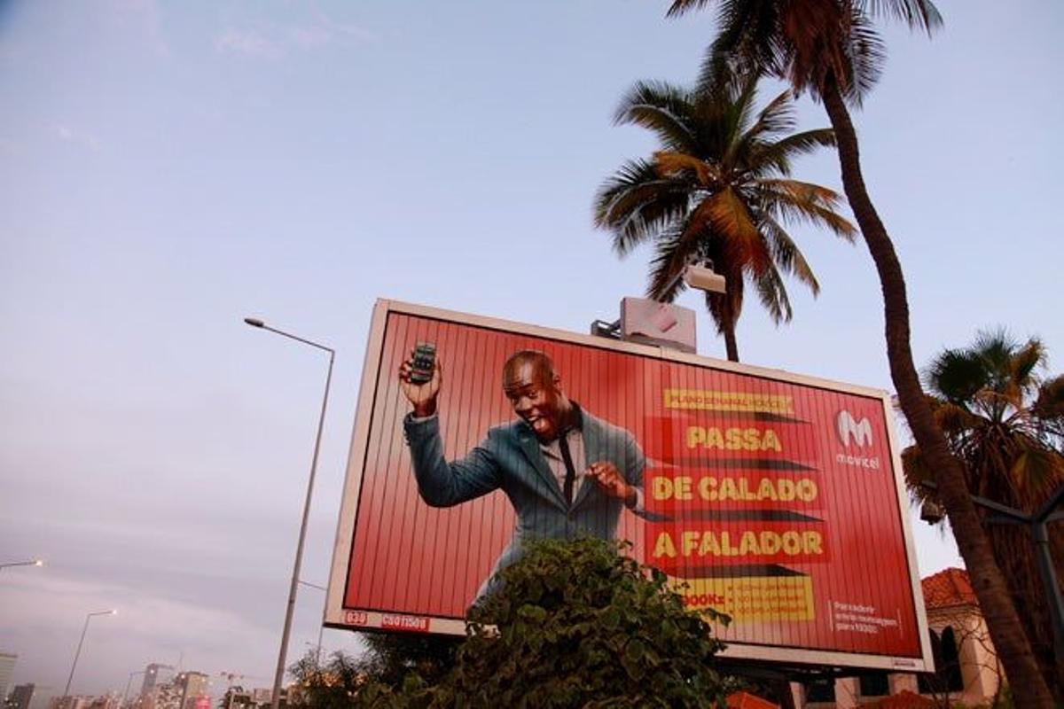 Valla publicitaria en las calles de Luanda.