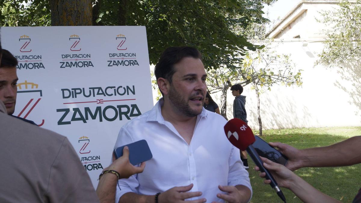 Visita del presidente en funciones de la Diputación de Zamora, Víctor López de la Parte y el diputado de Juventud y Deportes, Juan del Canto Sevillano al Campamento de Transfronterizo 2025. Fundación Rei Afonso Henriques, Zamora.