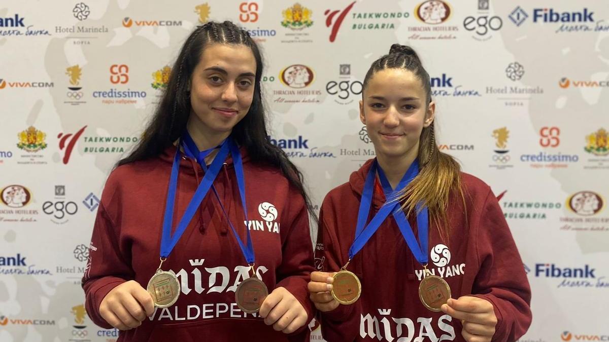 Dolça Criado y Noa Campillo posan con sus medallas