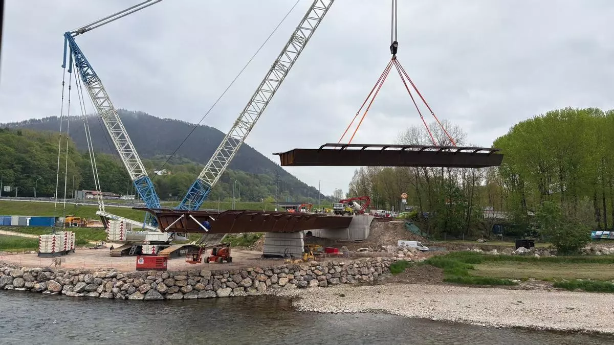 Finaliza el montaje de la estructura metálica del puente de Arriondas: "Falta vestirlo"
