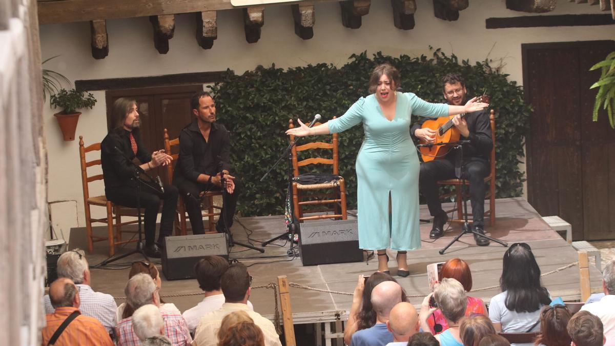 La cantaora linense Alba Martos durante una actuación en la Posada del Potro.