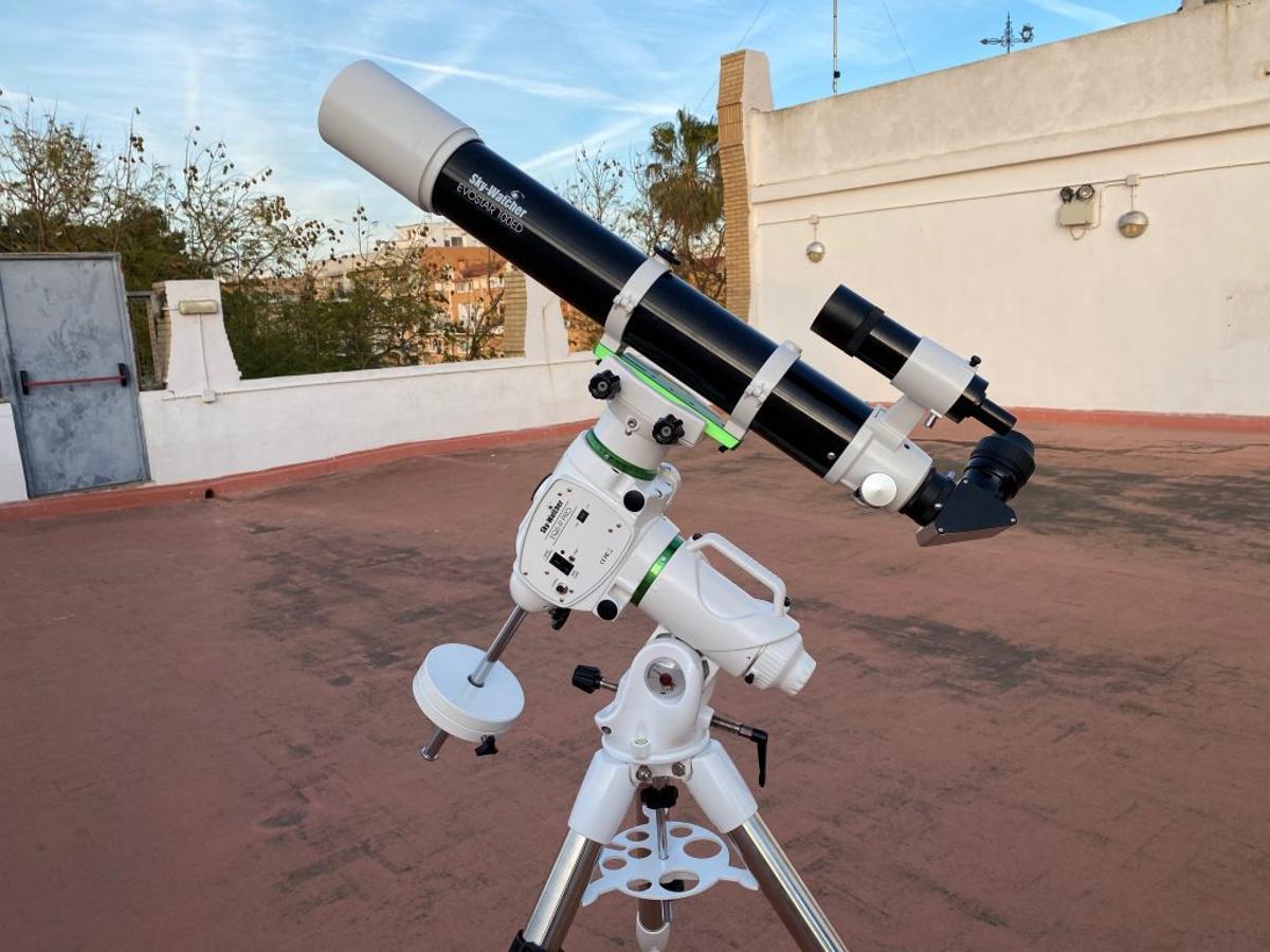 Uno de los telescopios del observatorio de Albuixech.