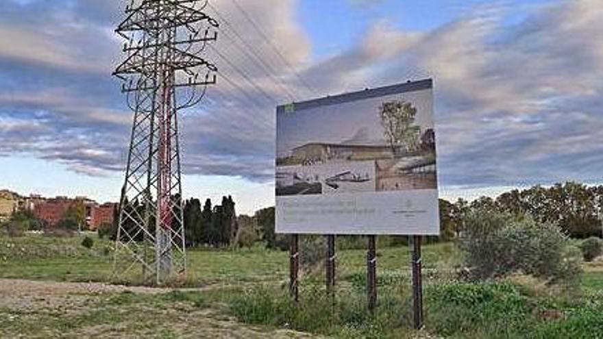 El solar on es construirà el nou pavelló i la torre elèctrica que es reubicarà.