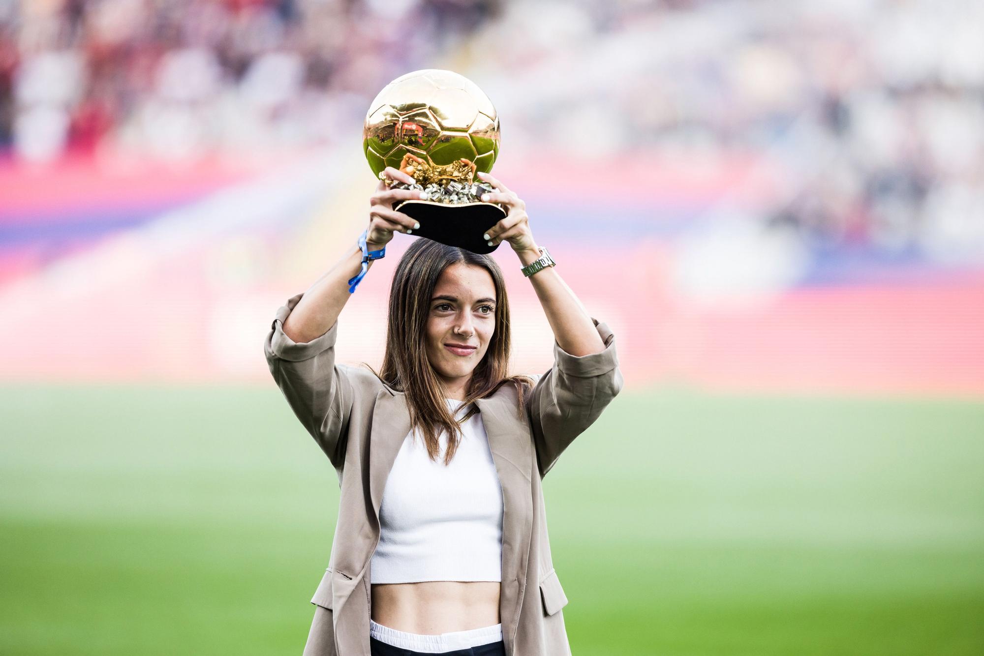 Aitana Bonmatí ofrece su Balón de Oro a la afición azulgrana antes del Barça-Alavés