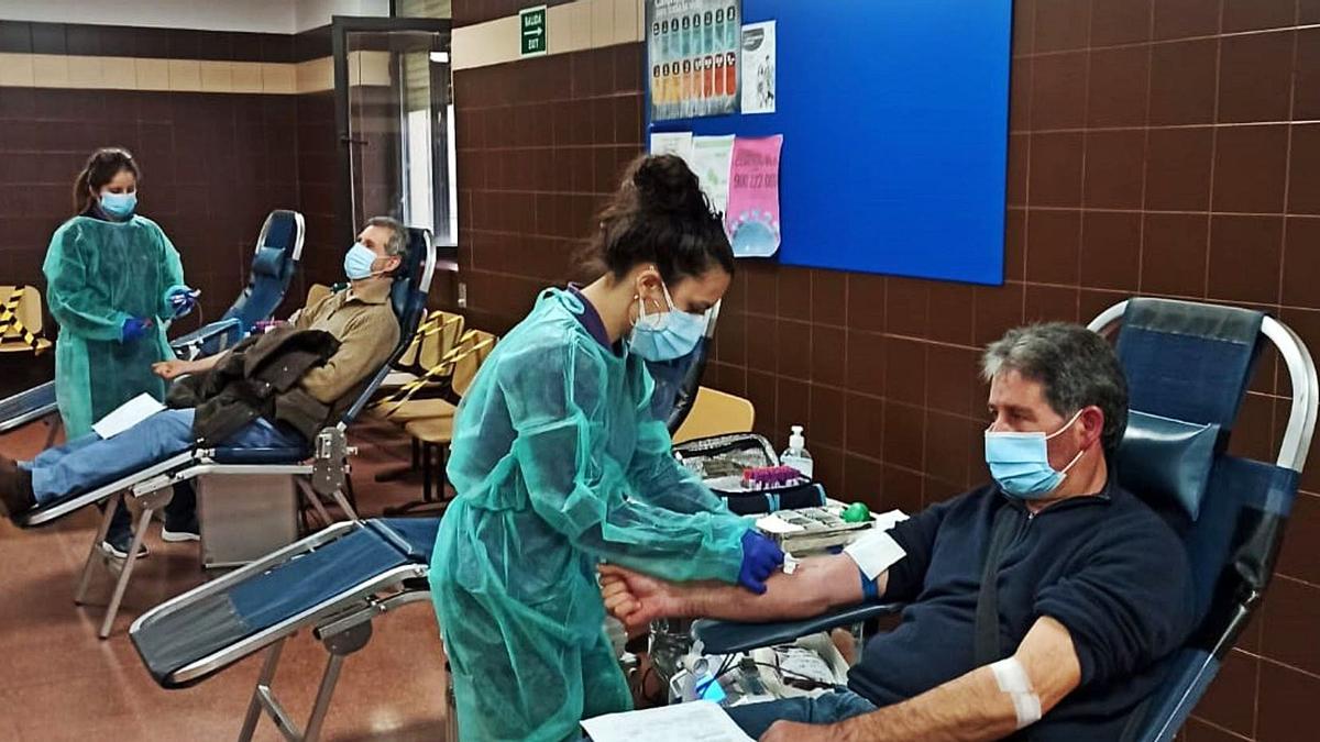 Dos sanitarias realizan la extracción de sangre a dos benaventanos.