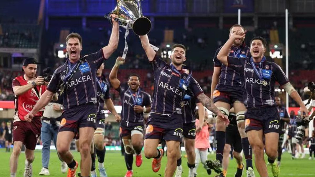 Penaud y Jalibert, de UBB, celebran la consecución de la Champions Cup