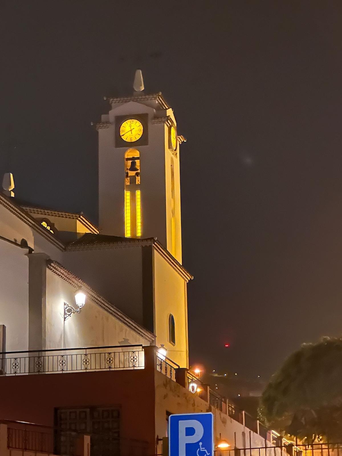 Nueva imagen noctura del reloj y la torre de la Plaza de la Iglesia en Valle de Guerra.
