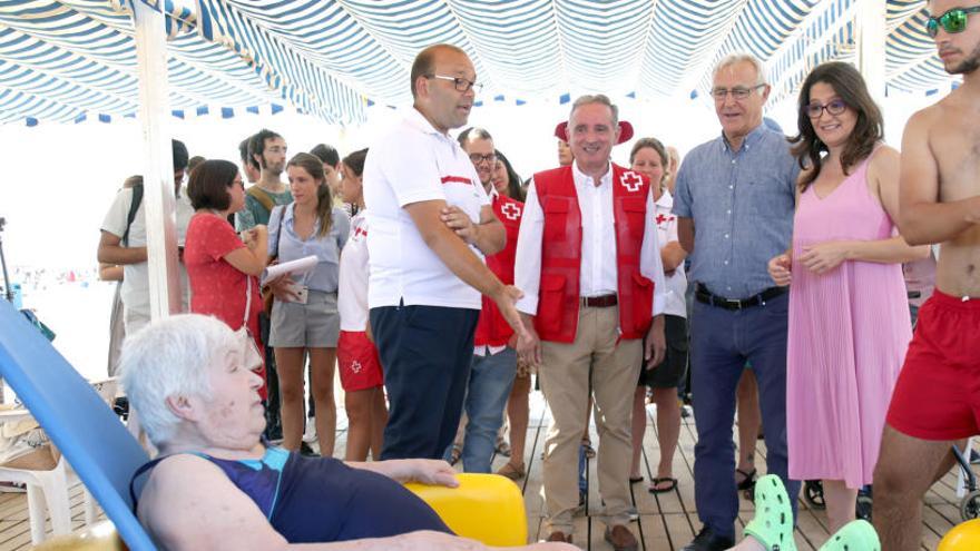 Ribó y Oltra durante su visita a la playa accesible del Cabanyal.