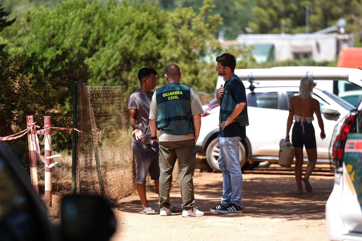 Las imágenes del despliegue policial por los okupas de Punta Arabí. Las imágenes del despliegue policial por los okupas de Punta Arabí.