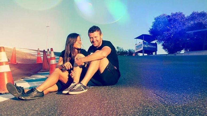 Bernat Martínez con su novia, María, en el &quot;sacacorchos&quot; de Laguna Seca, circuito en el que falleció en 2015.