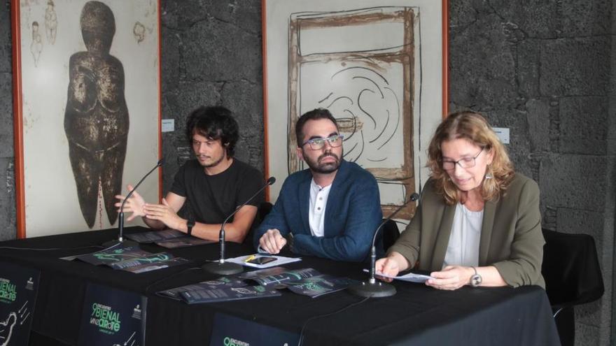 De izquierda a derecha, Óscar Pérez, Echedey Eugenio y María José Alcántara, durante la presentación del IX Encuentro Bienal en el Castillo de San José.