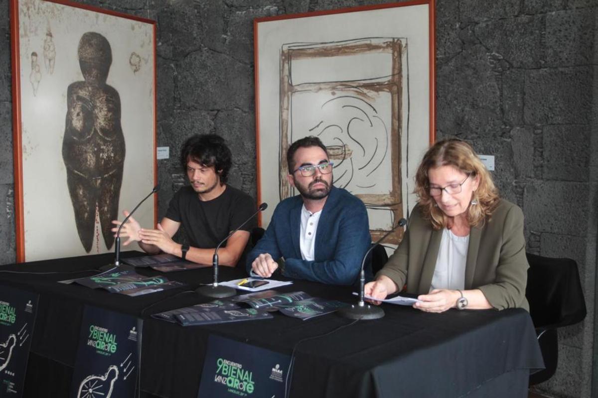 De izquierda a derecha, Óscar Pérez, Echedey Eugenio y María José Alcántara, durante la presentación del IX Encuentro Bienal en el Castillo de San José.