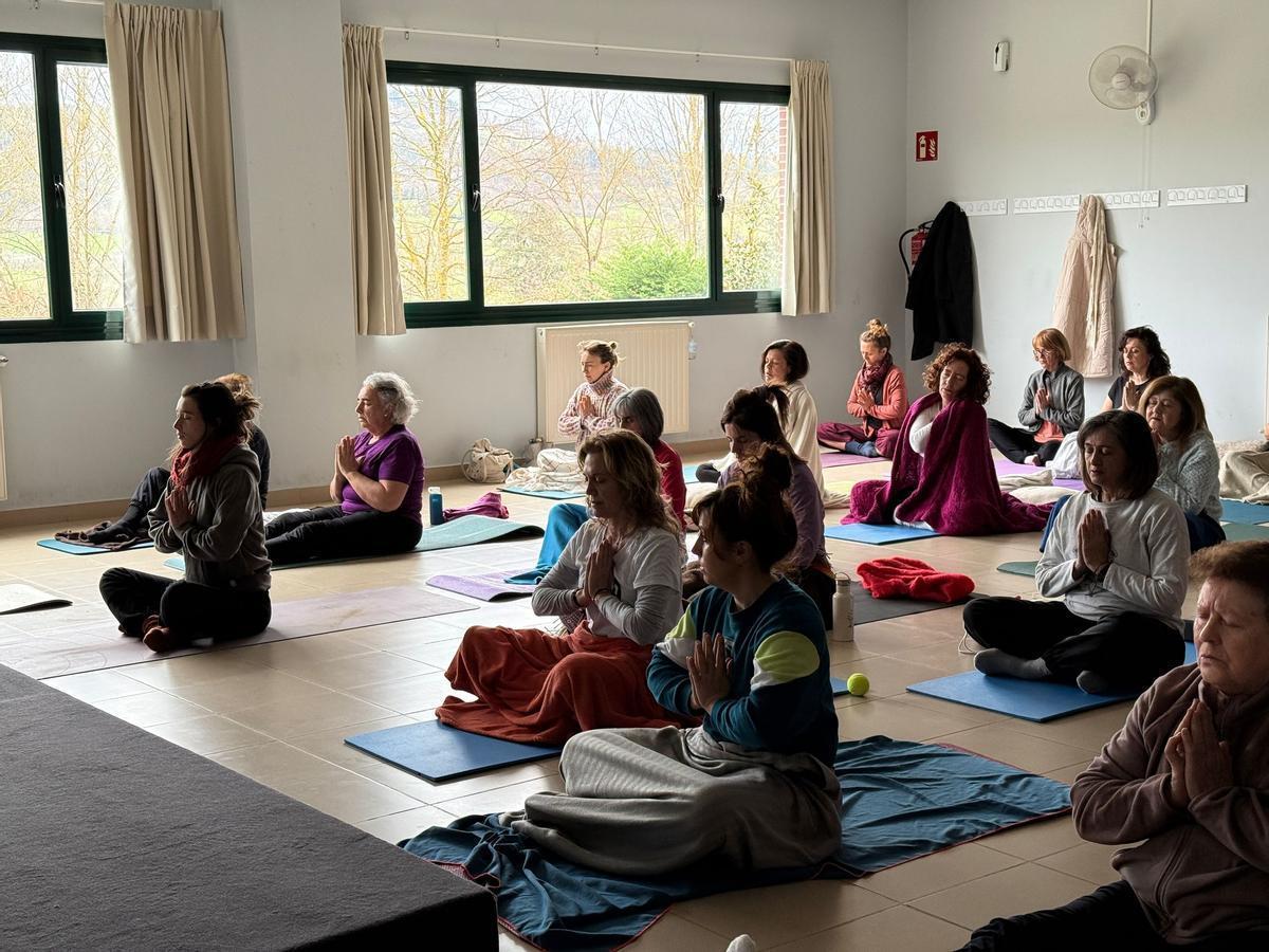 Sesión de yoga en la Jornada Femenina de Salud y Bienestar de 2025.