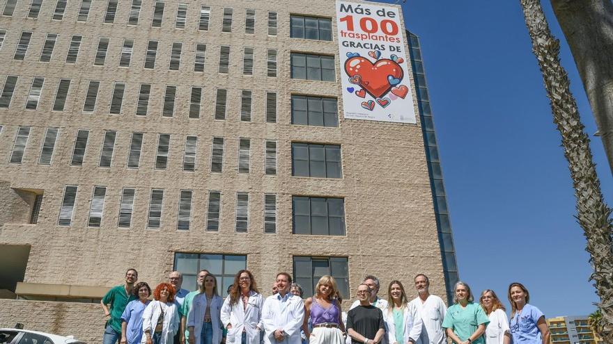 La consejera de Sanidad conmemora los más de 100 trasplantes realizados en el Negrín junto al equipo de cardiología y la dirección del complejo.