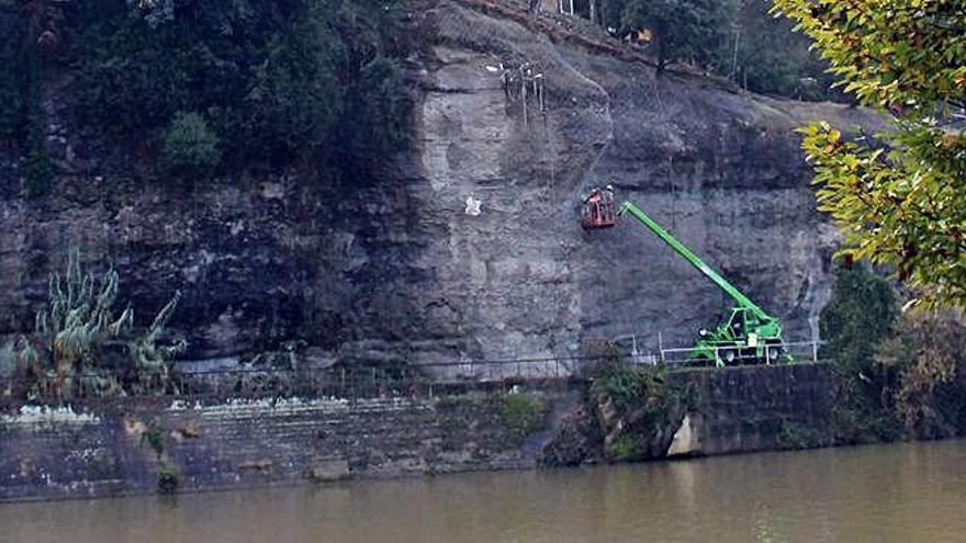 Operaris treballant a la cinglera que hi ha a la zona del llac