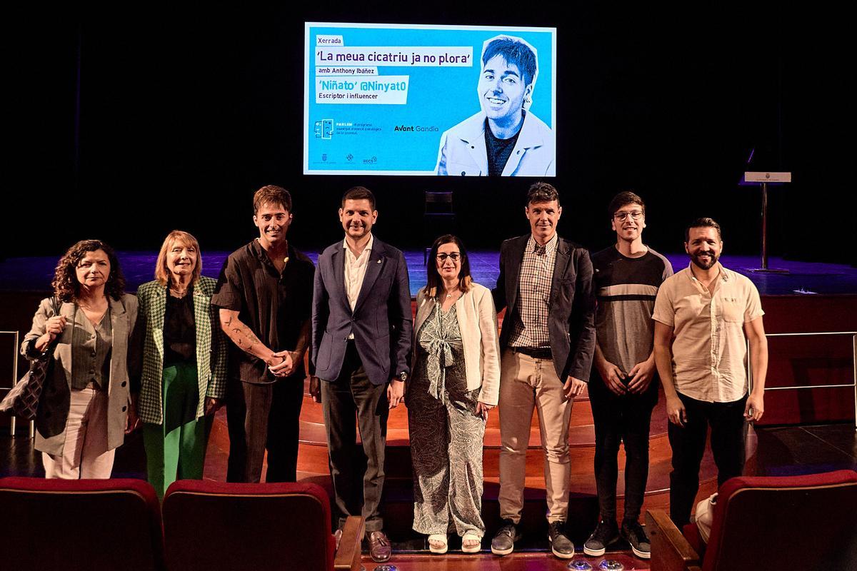 El escritor e influencer "Niñato" con el alcalde y concejales de Gandia.