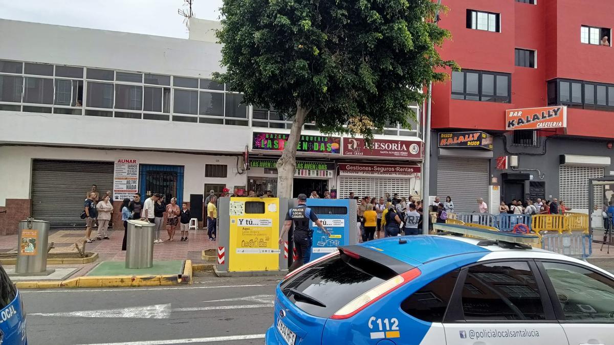 Desalojan un edificio de cuatro plantas en Vecindario por riesgo de colapso inminente