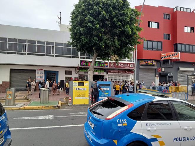 Desalojan un edificio de cuatro plantas en Vecindario por riesgo de colapso inminente