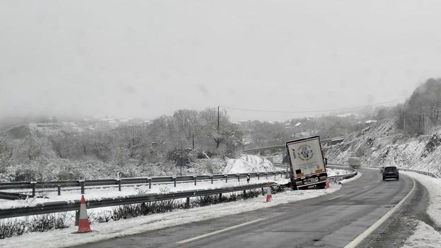 La nieve cierra el tráfico a camiones en la A-52 y deja a más de 500 escolares sin clase