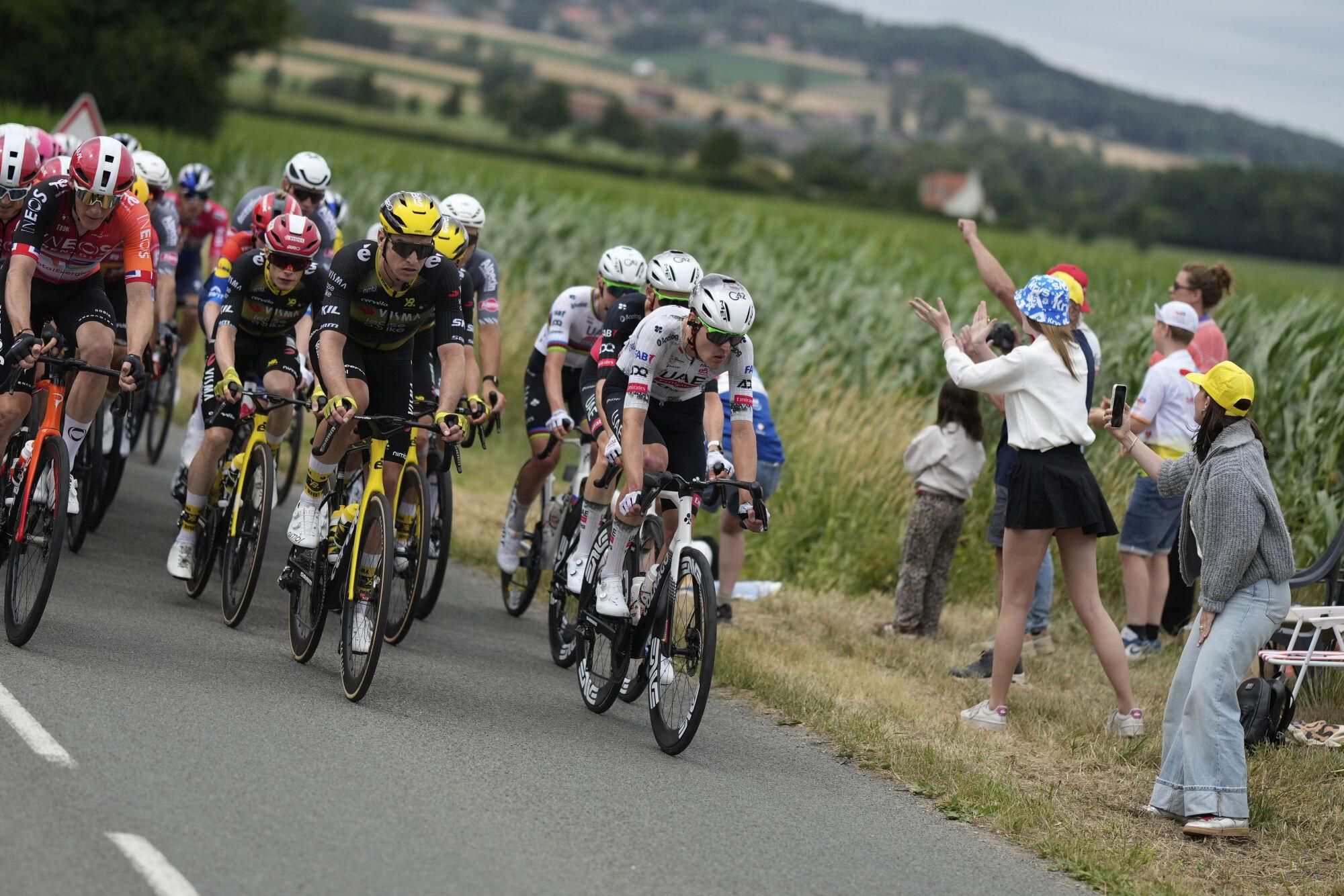 Fans cheer the riders during the first stage of the Tour de France cycling race over 184.9 kilometers (114.9 miles) with start and finish in Lille, France, Saturday, July 5, 2025. (AP Photo/Mosa'ab Elshamy). EDITORIAL USE ONLY/ONLY ITALY AND SPAIN