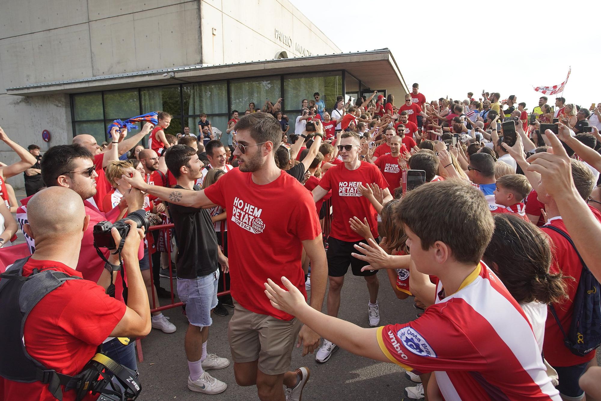 Les millors imatges de la rua de celebració del Girona i el Bàsquet Girona