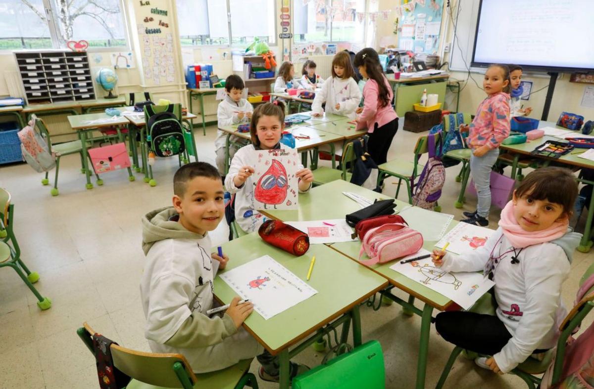 El colexu Noega vístese de bata blanca