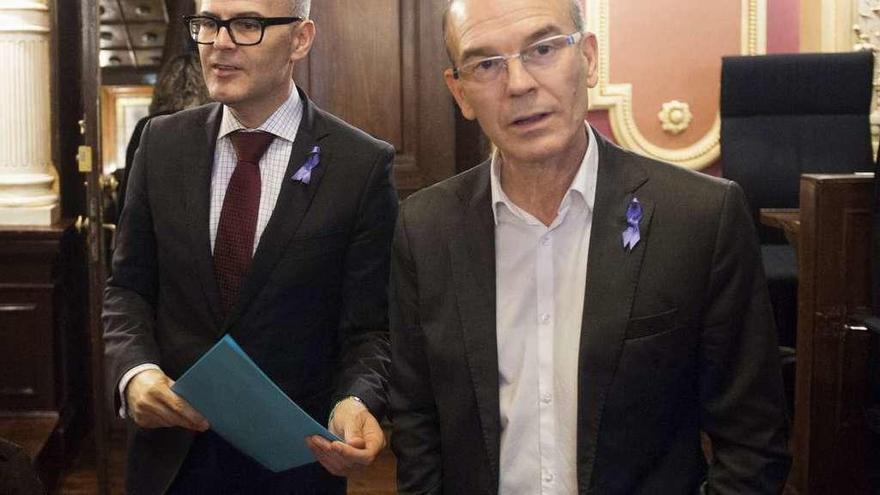 El alcalde y el portavoz socialista, ayer, durante un acto en el salón de plenos. // Brais Lorenzo