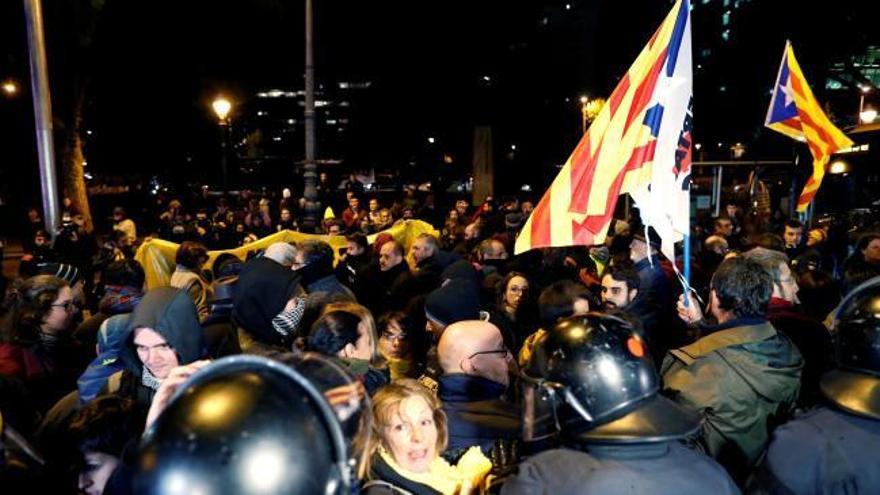 Sánchez, recibido entre gritos de "independencia" en la cena con empresarios