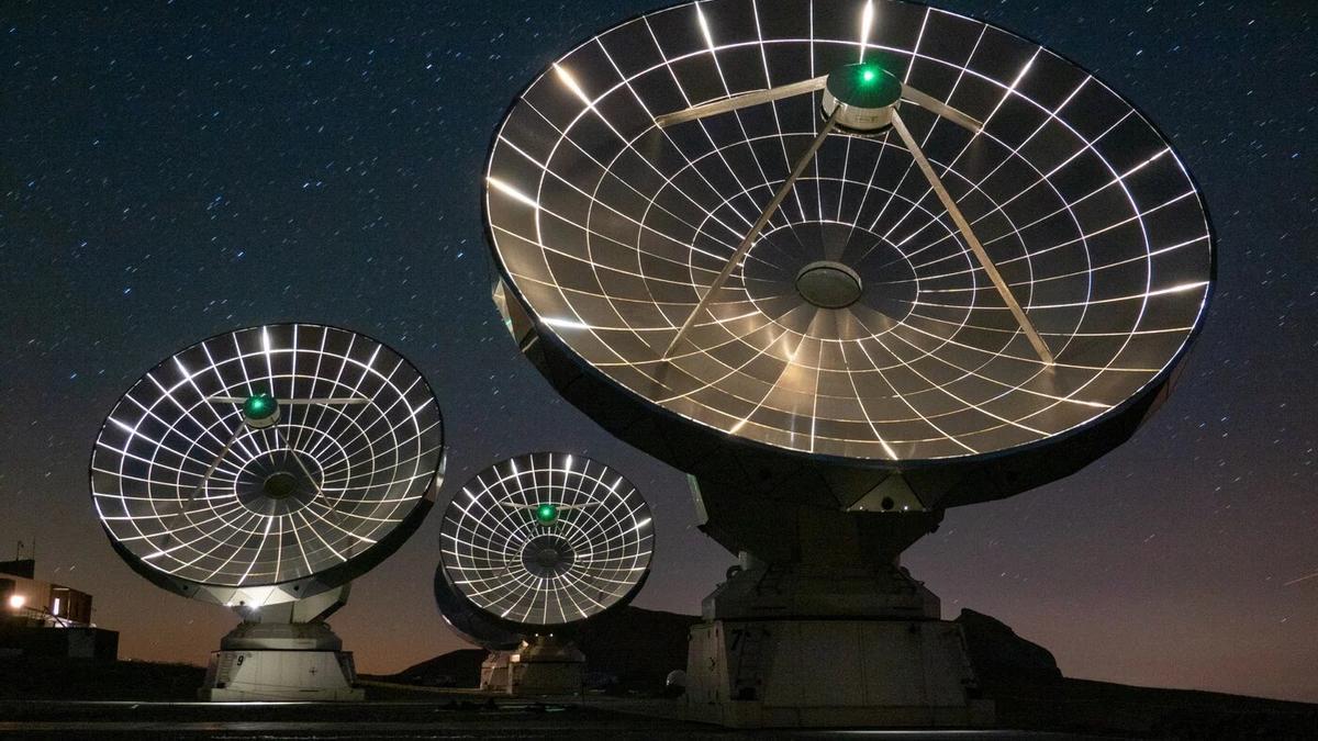 Antenas del observatorio NOEMA en los Alpes franceses (MPG/Alemania, CNRS/Francia, IGN/España). Usando su poder de resolución único, los astrónomos sondearon el Universo primitivo y encontraron un nuevo método para medir la temperatura del fondo cósmico de microondas.