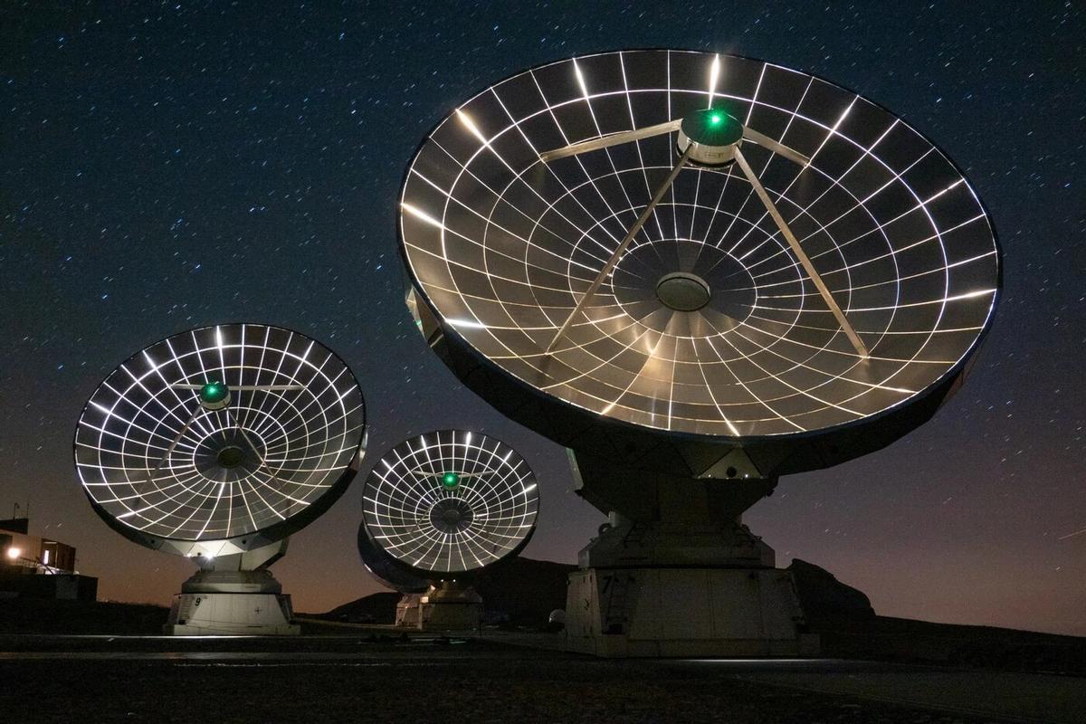 Antenas del observatorio NOEMA en los Alpes franceses (MPG/Alemania, CNRS/Francia, IGN/España). Usando su poder de resolución único, los astrónomos sondearon el Universo primitivo y encontraron un nuevo método para medir la temperatura del fondo cósmico de microondas.