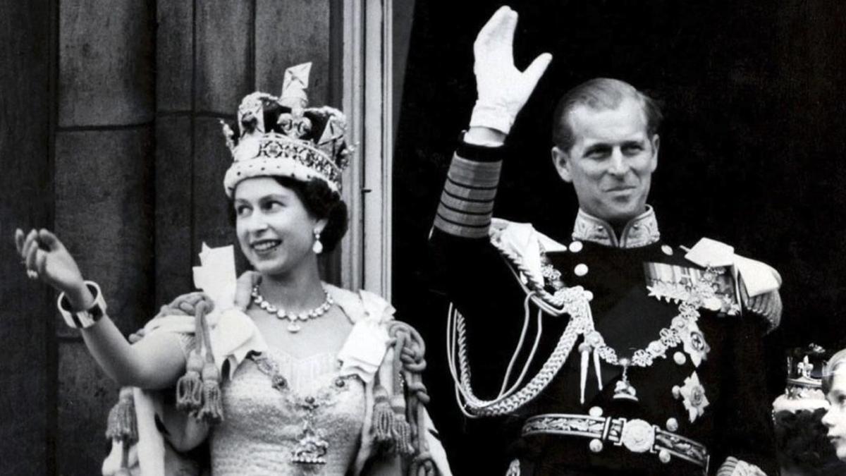 Isabel II, recién coronada, saluda junto a su marido, el duque de Edimburgo, el 2 de junio de 1953, en Londres.