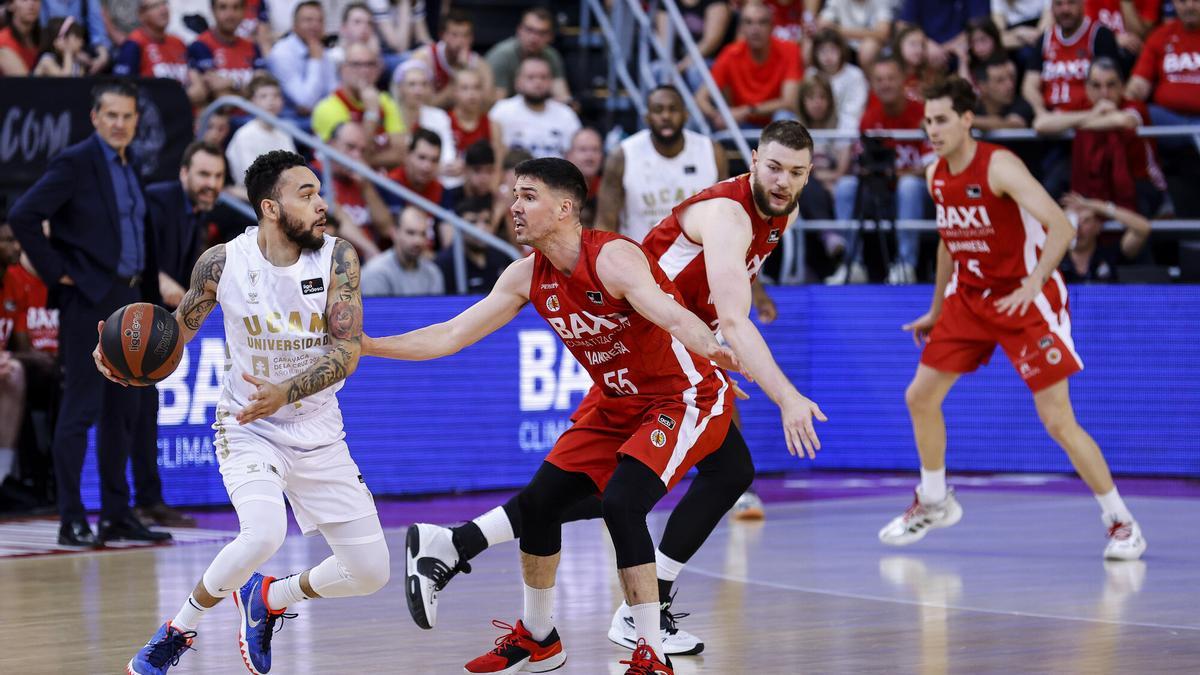 Chris Chiozza, jugador del UCAM Murcia, ante Dani Pérez durante el partido.