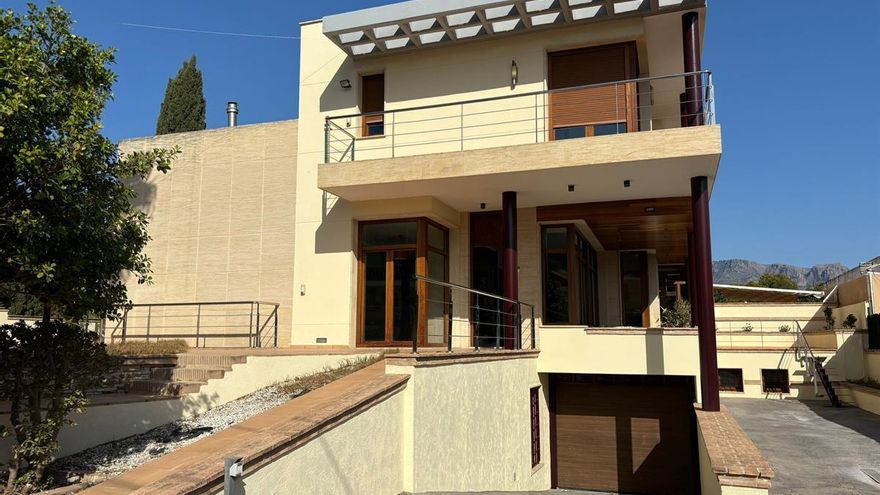 Así es el espectacular chalet en Alicante con acabados de lujo y piscina interior que han rebajado 500.000 euros