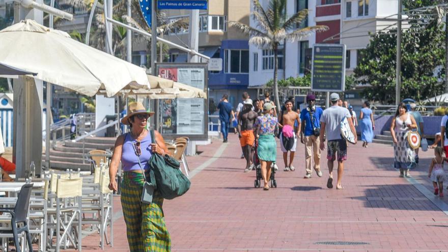 Una mujer camina por Las Canteras con el termómetro por encima de los 30 grados, la pasada semana. | | JUAN CASTRO