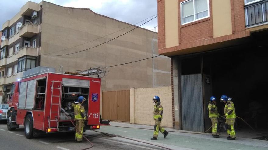 Los bomberos actúan en el incendio.