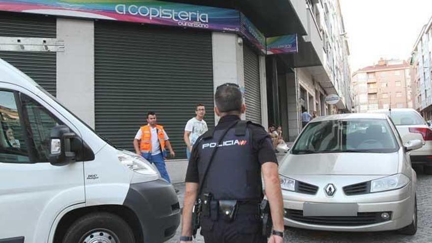 Policías y sanitarios, ayer en As Lagoas. // Iñaki Osorio