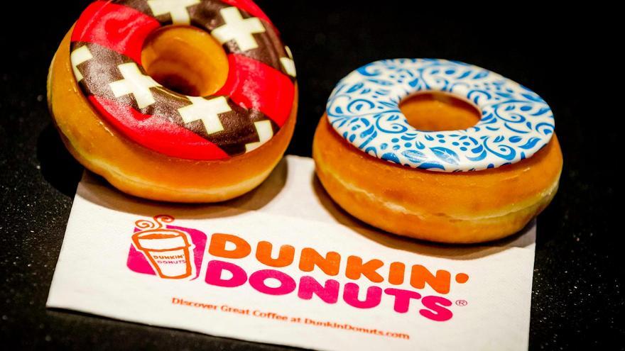 Foto de archivo de dos donuts de la marca estadounidense Dunkin' Donuts. EFE/Remko De Waal