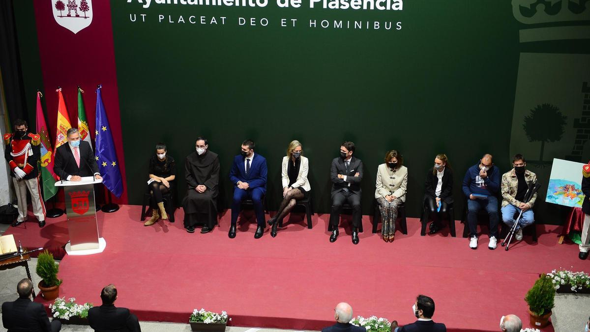 Los premios San Fulgencio, escuchando la intervención del alcalde.