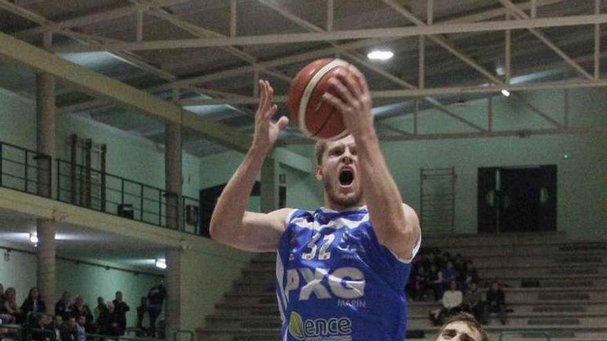 Tim Derksen, entrando a canasta en el partido del sábado. // S.A.