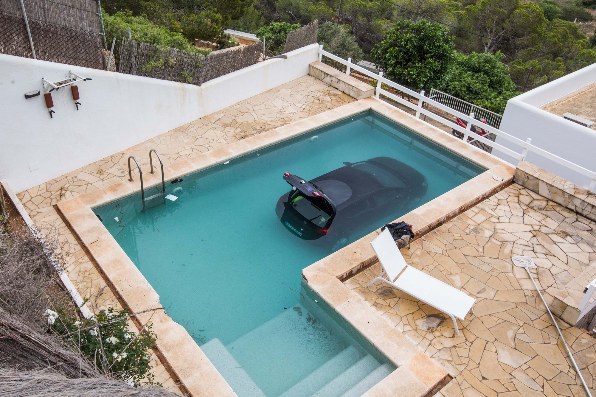 Un coche cae a una piscina del barrio en Ibiza