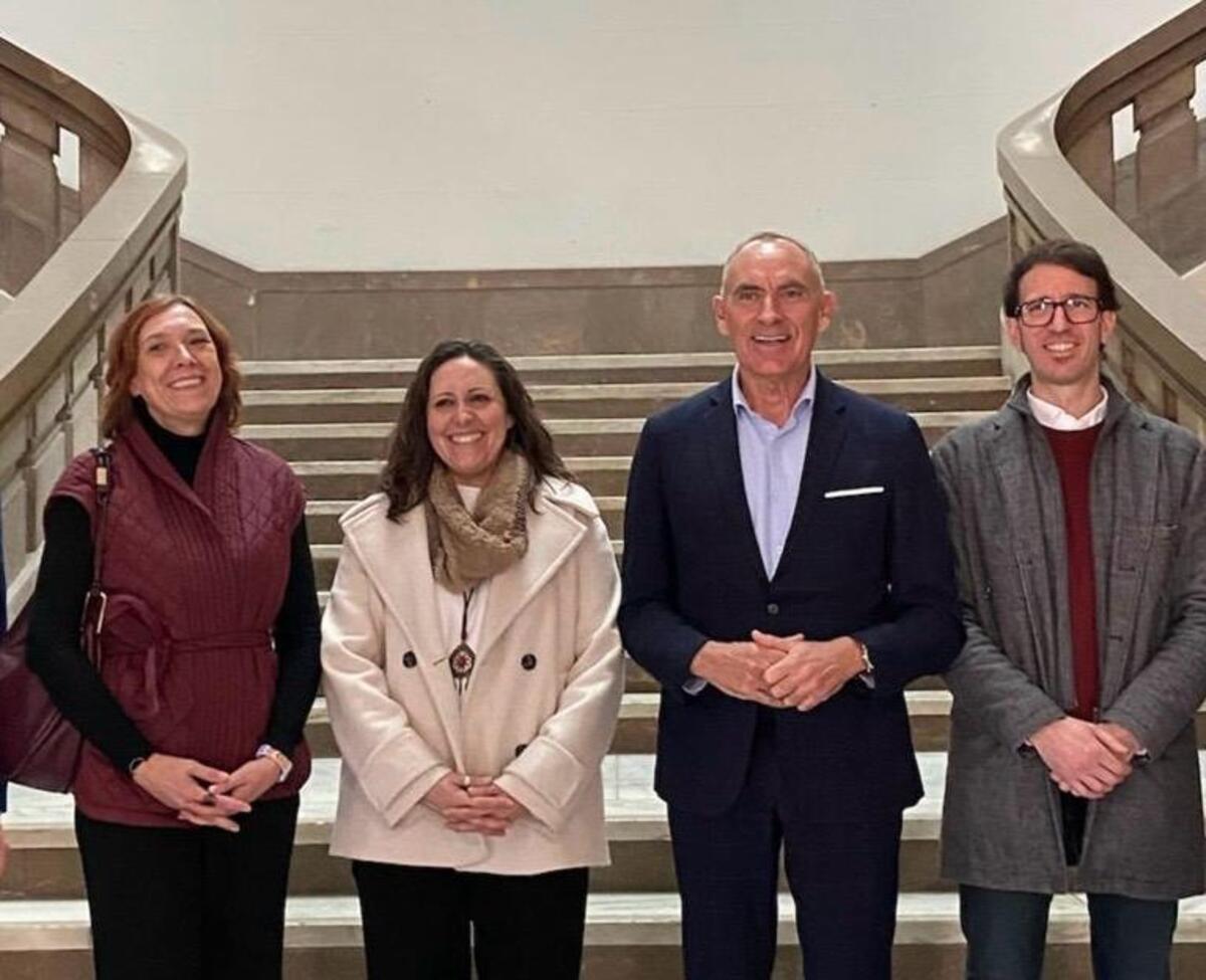Carles Padilla, junto a parte de su equipo en el rectorado.
