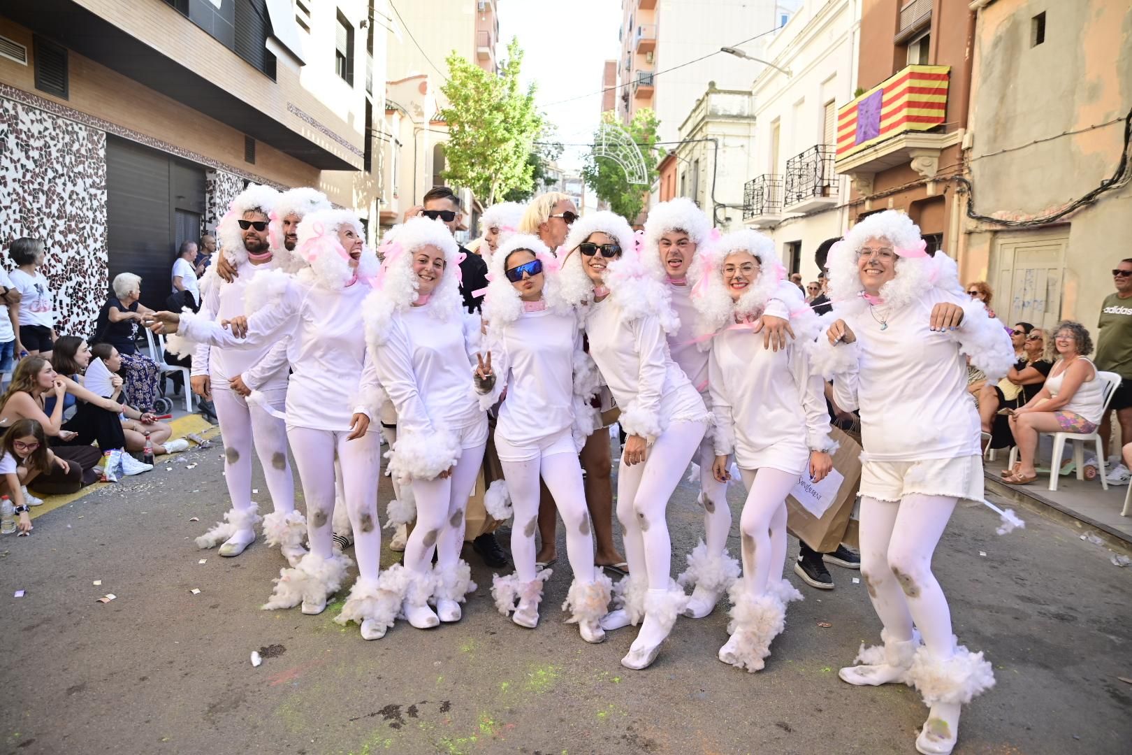 Multitudinario y divertido desfile por la entrada del toro