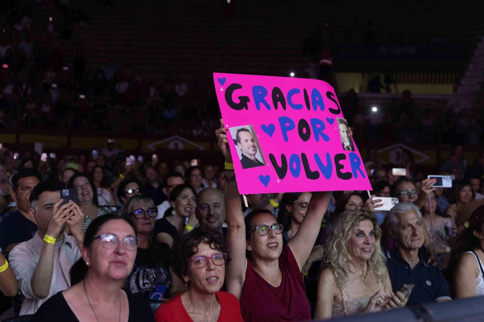 Miguel Bosé enamora al público de Alicante en la Plaza de Toros