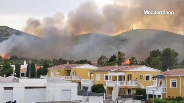 Vídeo: El fuego se acerca a las casas en Peñíscola